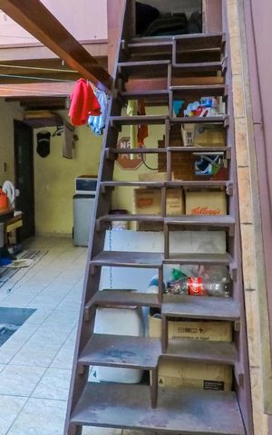 Casa à venda com 170m², 3 quartos e 2 vagasEscada para comodo