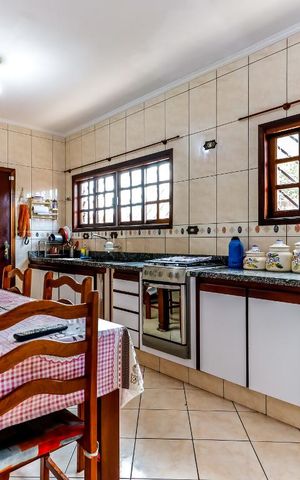 Casa à venda com 260m², 4 quartos e 4 vagas Casa à venda com 260m², 4 quartos e 4 vagasCozinha