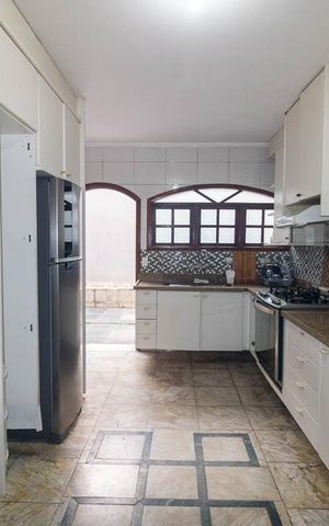 Casa à venda com 480m², 4 quartos e 6 vagas Casa à venda com 480m², 4 quartos e 6 vagasCozinha