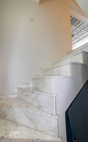 Casa à venda com 480m², 4 quartos e 6 vagas Casa à venda com 480m², 4 quartos e 6 vagasEscada da Garagem para Salas