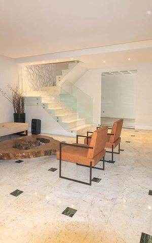 Casa à venda com 480m², 4 quartos e 6 vagas Casa à venda com 480m², 4 quartos e 6 vagasSala de Estar