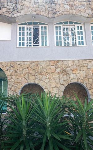 Casa à venda com 480m², 4 quartos e 6 vagas Casa à venda com 480m², 4 quartos e 6 vagasFachada da Casa