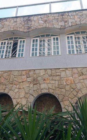 Casa à venda com 480m², 4 quartos e 6 vagas Casa à venda com 480m², 4 quartos e 6 vagasFachada da Casa