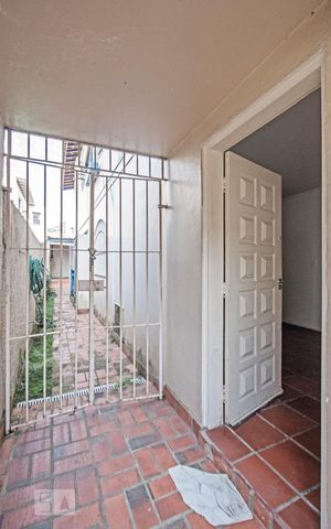 Casa à venda com 160m², 3 quartos e 2 vagas Casa à venda com 160m², 3 quartos e 2 vagasCorredor Lateral e Entrada