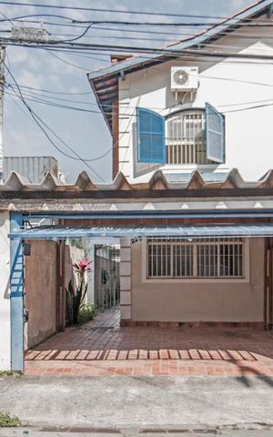 Casa à venda com 160m², 3 quartos e 2 vagas Casa à venda com 160m², 3 quartos e 2 vagasFachada