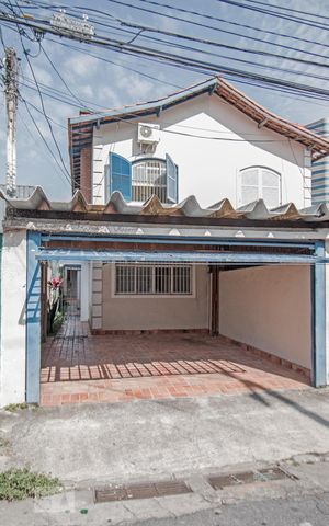 Casa à venda com 160m², 3 quartos e 2 vagas Casa à venda com 160m², 3 quartos e 2 vagasFachada