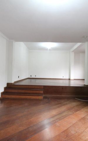 Casa para alugar com 460m², 4 quartos e 2 vagasSala