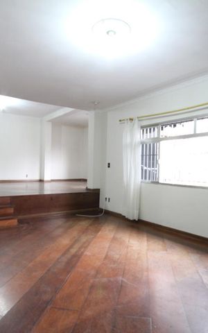 Casa para alugar com 460m², 4 quartos e 2 vagasSala