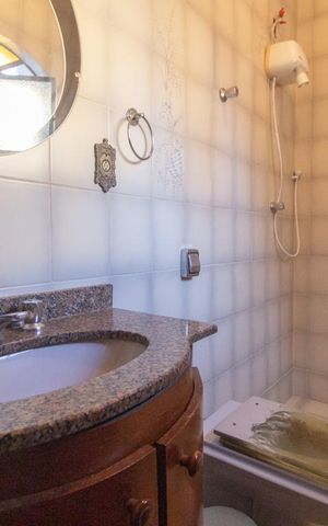 Casa à venda com 350m², 3 quartos e 4 vagas Casa à venda com 350m², 3 quartos e 4 vagasBanheiro do quarto 2