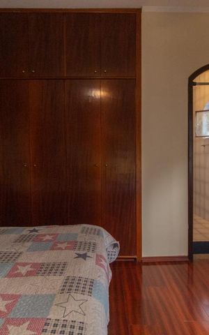 Casa à venda com 350m², 3 quartos e 4 vagas Casa à venda com 350m², 3 quartos e 4 vagasQuarto 2