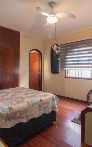 Casa à venda com 350m², 3 quartos e 4 vagas Casa à venda com 350m², 3 quartos e 4 vagasQuarto 2