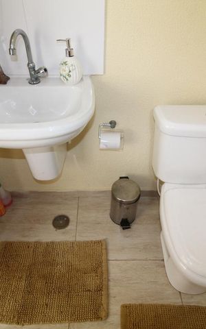 Casa à venda com 240m², 4 quartos e 3 vagasBanheiro 4 serviço
