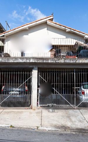 Casa à venda com 400m², 8 quartos e 4 vagas Casa à venda com 400m², 8 quartos e 4 vagasFachada