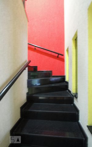 Casa à venda com 371m², 2 quartos e 4 vagas Casa à venda com 371m², 2 quartos e 4 vagasEscada