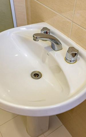 Apartamento à venda com 74m², 2 quartos e 1 vaga Apartamento à venda com 74m², 2 quartos e 1 vagaBanheiro da Suíte