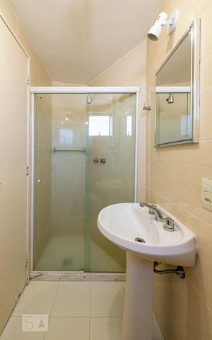 Apartamento à venda com 74m², 2 quartos e 1 vaga Apartamento à venda com 74m², 2 quartos e 1 vagaBanheiro da Suíte