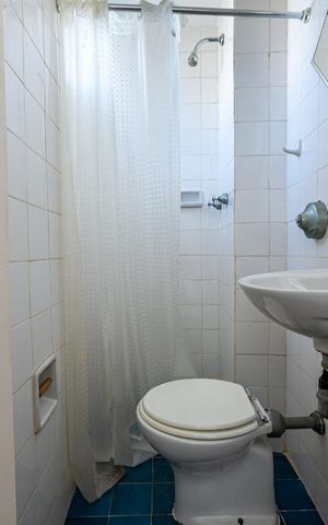 Apartamento à venda com 74m², 2 quartos e 1 vaga Apartamento à venda com 74m², 2 quartos e 1 vagaBanheiro de Serviço