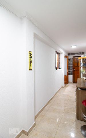 Casa para alugar com 126m², 2 quartos e 2 vagas Casa para alugar com 126m², 2 quartos e 2 vagasCorredor de Entrada
