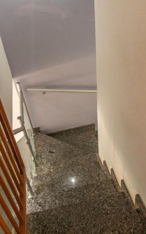 Casa à venda com 197m², 3 quartos e 2 vagas Casa à venda com 197m², 3 quartos e 2 vagasEscada