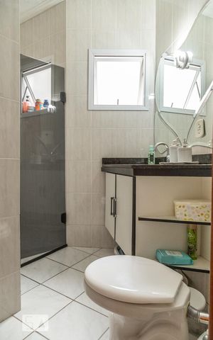 Casa à venda com 197m², 3 quartos e 2 vagas Casa à venda com 197m², 3 quartos e 2 vagasBanheiro