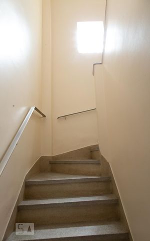 Casa à venda com 185m², 3 quartos e 2 vagas Casa à venda com 185m², 3 quartos e 2 vagasEscada