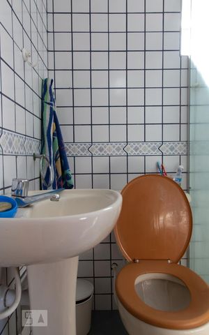 Casa à venda com 185m², 3 quartos e 2 vagas Casa à venda com 185m², 3 quartos e 2 vagasBanheiro da edícula