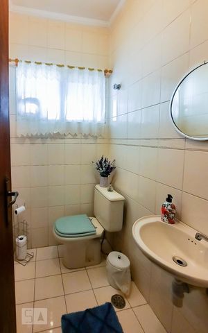 Casa à venda com 313m², 4 quartos e 6 vagas Casa à venda com 313m², 4 quartos e 6 vagasLavabo