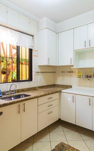 Casa para alugar com 198m², 3 quartos e 2 vagasCozinha