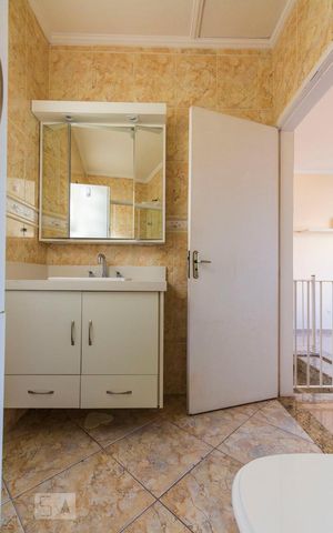 Casa para alugar com 198m², 3 quartos e 2 vagasBanheiro Social