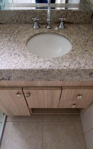 Apartamento para alugar com 75m², 2 quartos e 2 vagasBanheiro da suíte