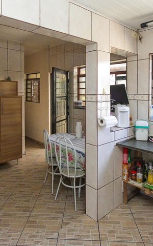 Casa à venda com 275m², 4 quartos e 8 vagas Casa à venda com 275m², 4 quartos e 8 vagasCozinha