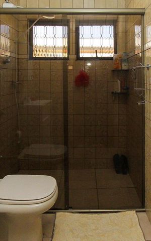 Casa à venda com 275m², 4 quartos e 8 vagas Casa à venda com 275m², 4 quartos e 8 vagasBanheiro 02