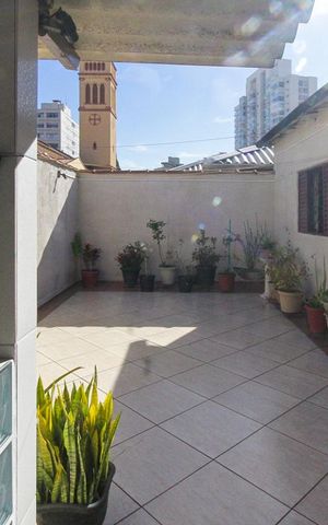 Casa à venda com 275m², 4 quartos e 8 vagas Casa à venda com 275m², 4 quartos e 8 vagasQuintal