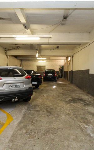 Casa à venda com 275m², 4 quartos e 8 vagas Casa à venda com 275m², 4 quartos e 8 vagasGaragem