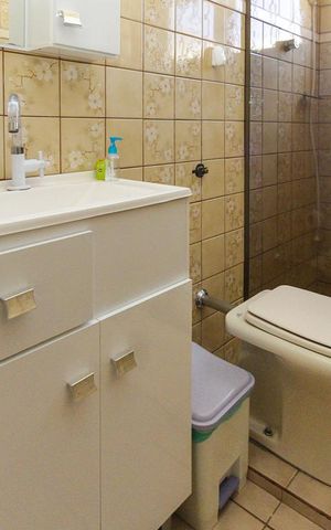 Casa à venda com 275m², 4 quartos e 8 vagas Casa à venda com 275m², 4 quartos e 8 vagasBanheiro 02