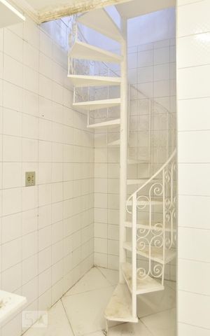 Casa para alugar com 417m², 6 quartos e 3 vagasEdícula - escada caracol - piso inferior