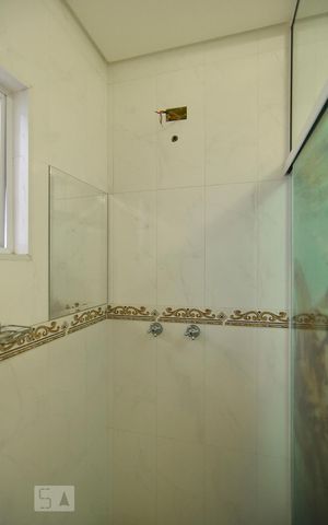 Casa para alugar com 417m², 6 quartos e 3 vagasBanheiro 1 - piso inferior - parte posterior