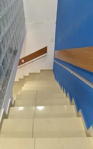 Casa para alugar com 417m², 6 quartos e 3 vagasEscada entre sala e salão - parte frontal