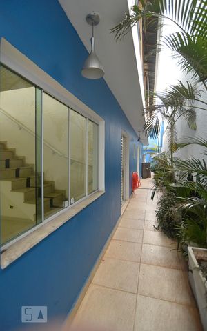 Casa para alugar com 417m², 6 quartos e 3 vagasCorredor - quintal - piso inferior