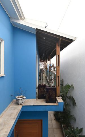Casa para alugar com 417m², 6 quartos e 3 vagasVista da casa pela janela do salão