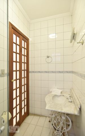 Casa para alugar com 417m², 6 quartos e 3 vagasEdícula - banheiro - piso inferior