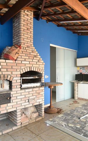 Casa para alugar com 417m², 6 quartos e 3 vagasEspaço gourmet coberto com churrasqueira e forno a lenha
