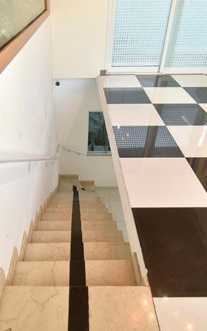 Casa para alugar com 417m², 6 quartos e 3 vagasEscada para piso inferior entre aquário e cozinhax
