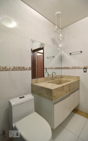 Casa para alugar com 417m², 6 quartos e 3 vagasBanheiro 1 - piso inferior - parte posterior
