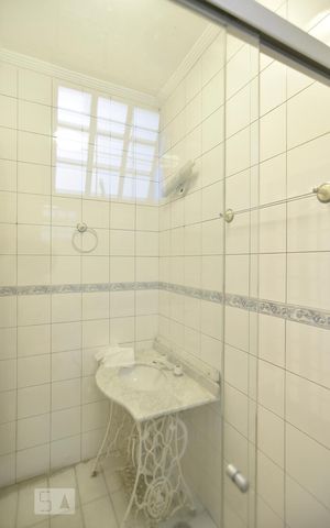 Casa para alugar com 417m², 6 quartos e 3 vagasEdícula - banheiro - piso inferior