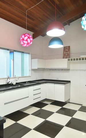 Casa para alugar com 417m², 6 quartos e 3 vagasCozinha - piso superior - parte posterior