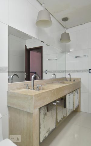 Casa para alugar com 417m², 6 quartos e 3 vagasBanheiro 2 - piso inferior - parte posterior