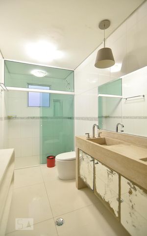 Casa para alugar com 417m², 6 quartos e 3 vagasBanheiro 2 - piso inferior - parte posterior