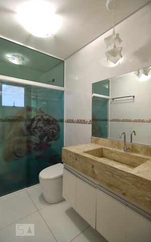 Casa para alugar com 417m², 6 quartos e 3 vagasBanheiro 1 - piso inferior - parte posterior