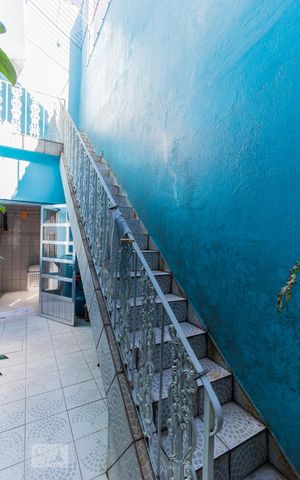 Casa à venda com 198m², 3 quartos e 2 vagas Casa à venda com 198m², 3 quartos e 2 vagasEscada